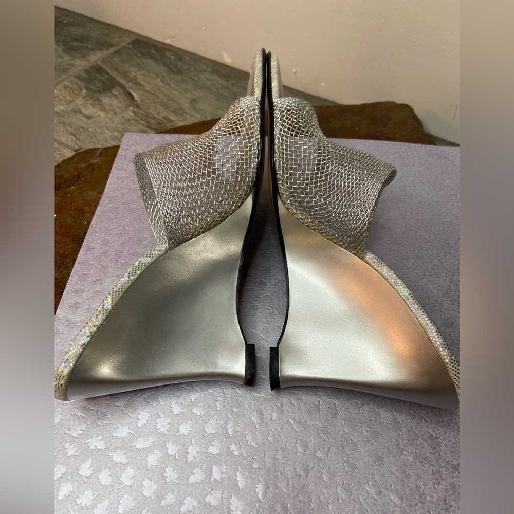 Pierre Dumas~Iridescent Insole w/Wire Mesh-Look Slide Sandal~Wedge~Silver~Size 9 - Picture 6 of 13